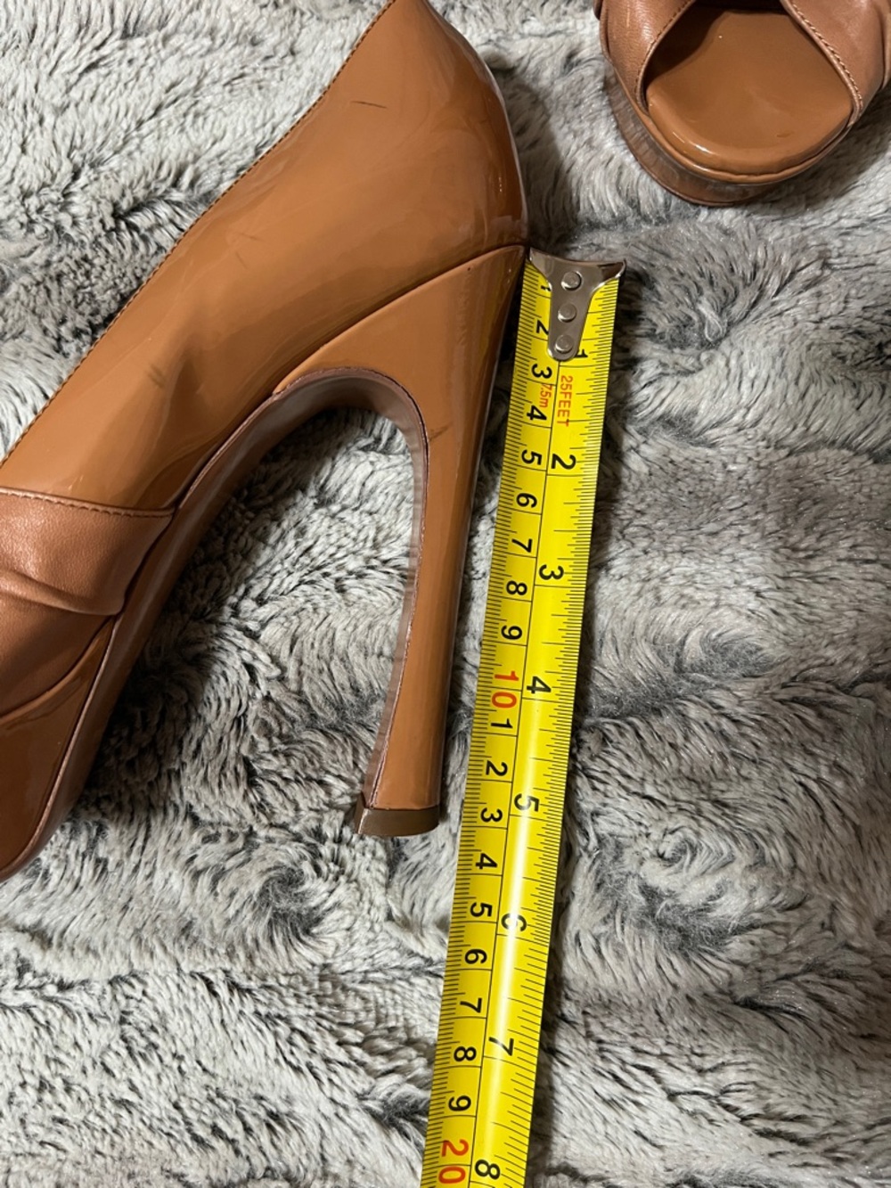 Yves Saint Laurent Palais platform pumps featuring a peep-toe heel - Picture 4 of 13